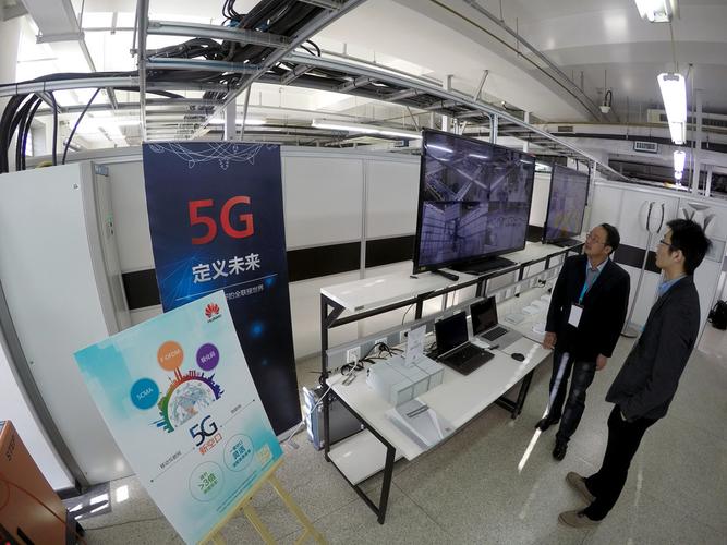 7日,工作人员在中国信息通信研究院5g创新实验室内工作  新华社